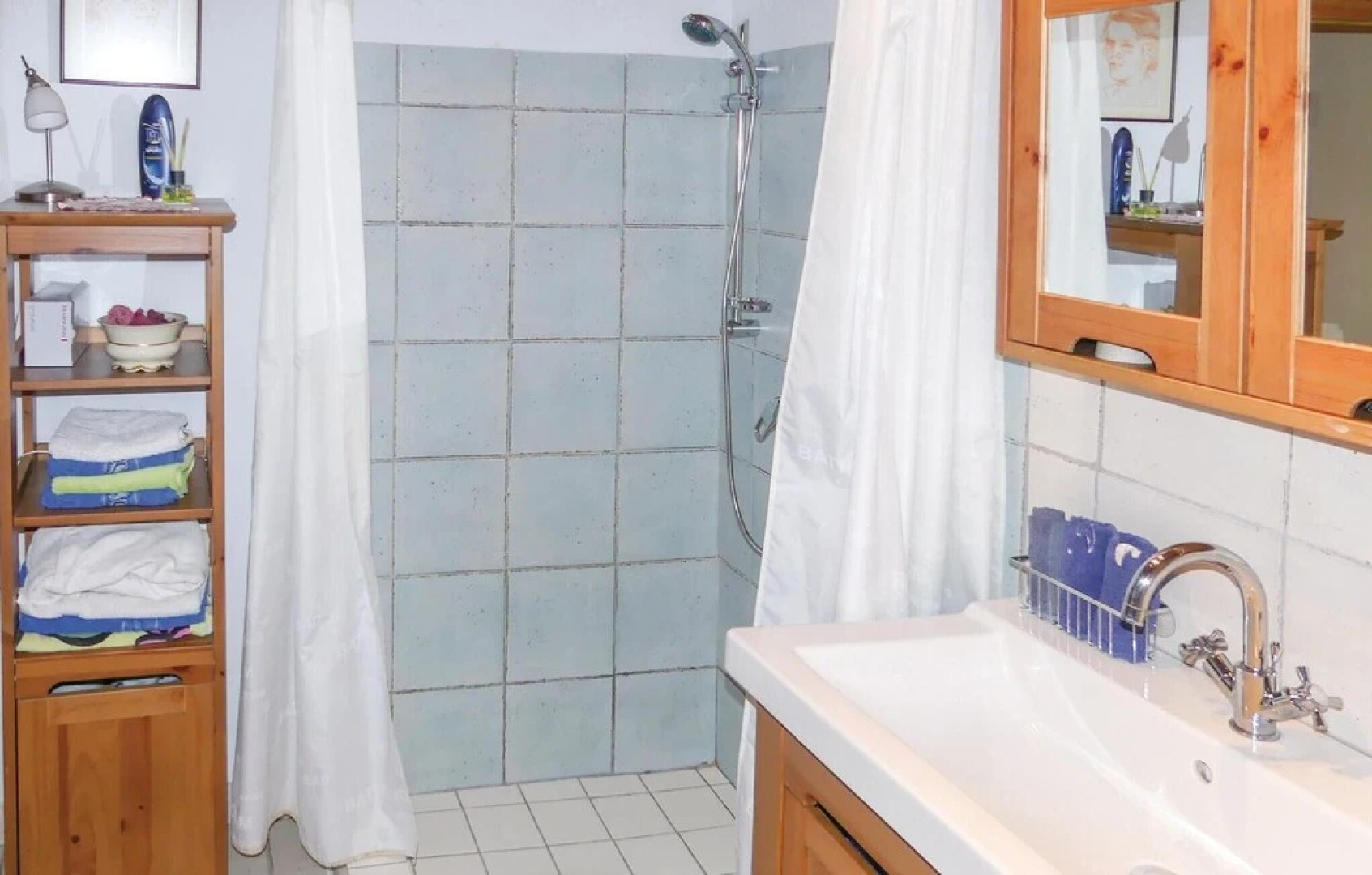 Stunning Home in Gaas With 2 Bedrooms