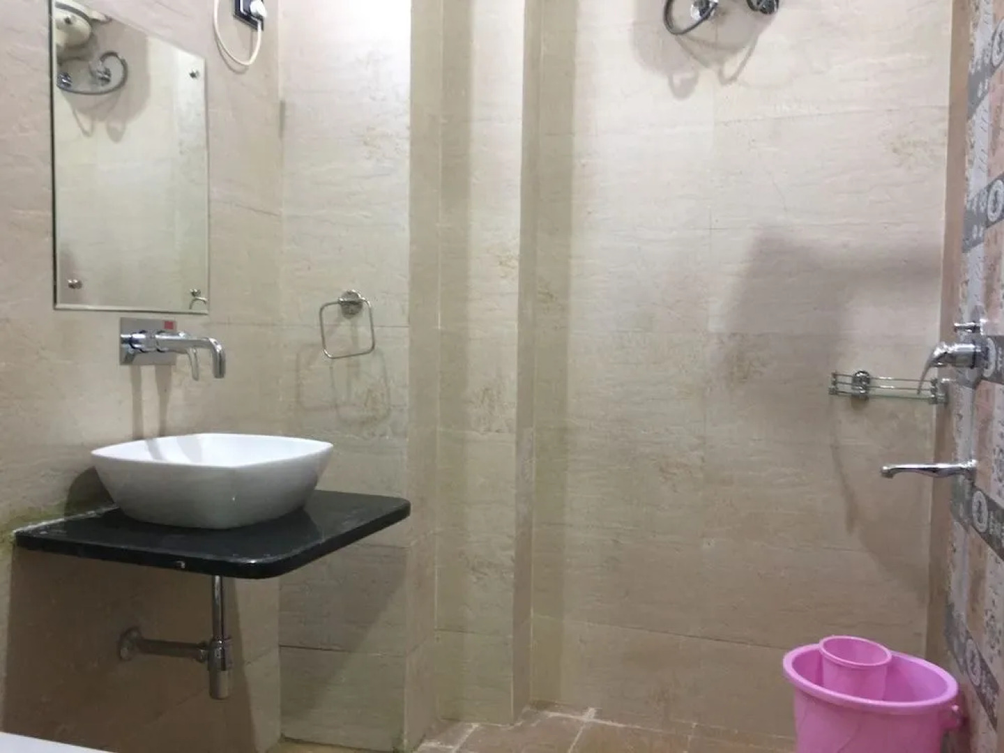 Hotel Ratan Royal Inn.