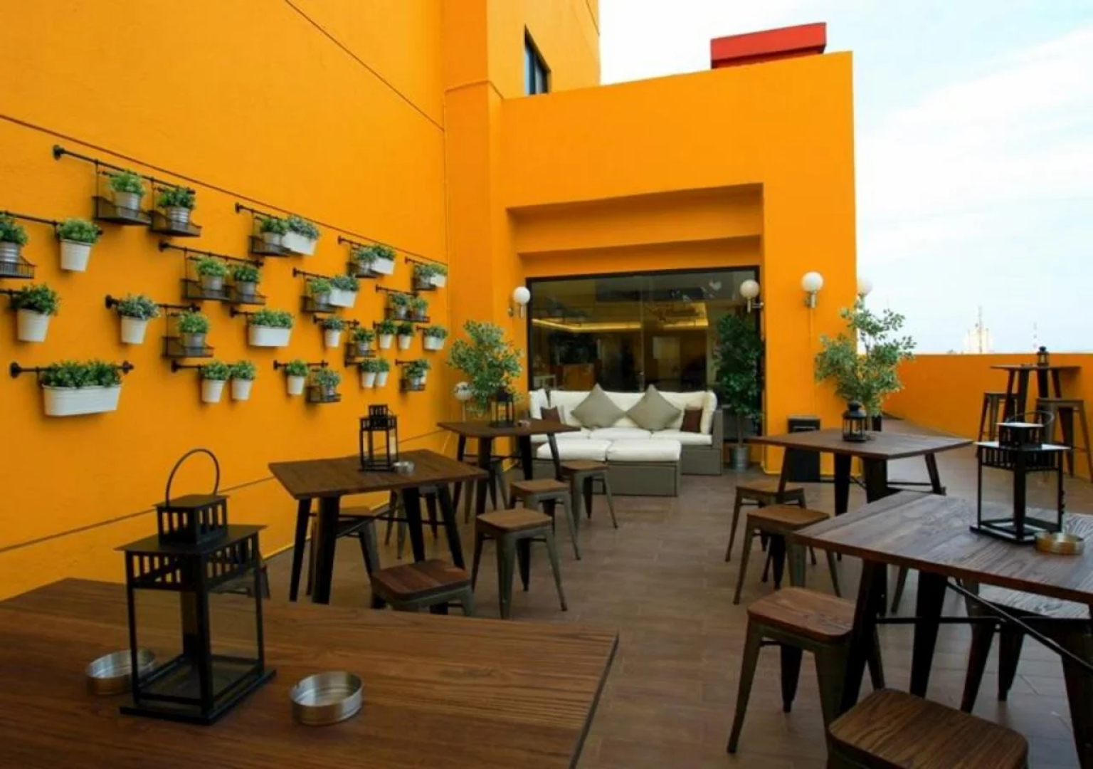 Yellow Bee Tangerang