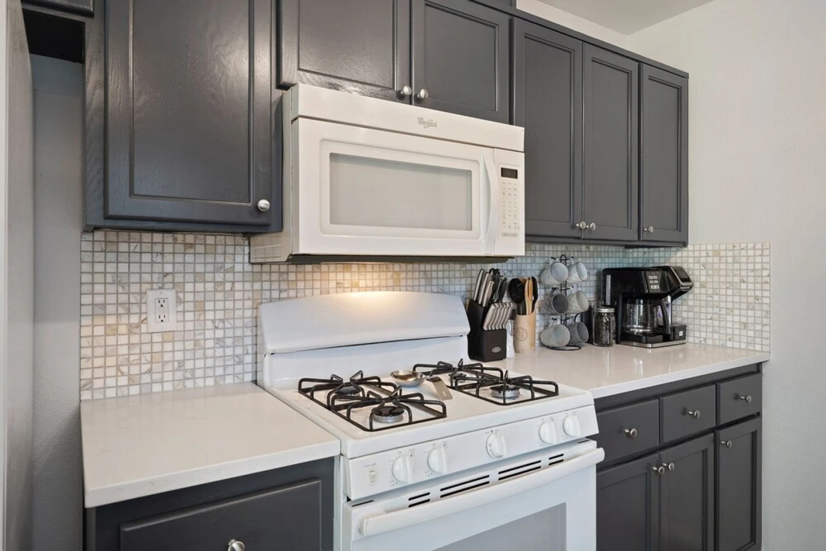 Redmond Rest 4 Bedroom Home by RedAwning