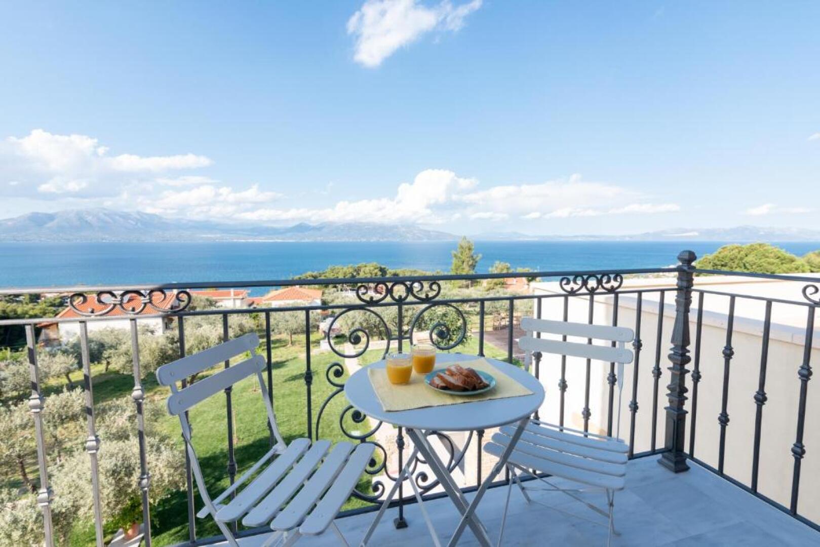 Villa Kalamos / Sea View and Pool nearby Athens