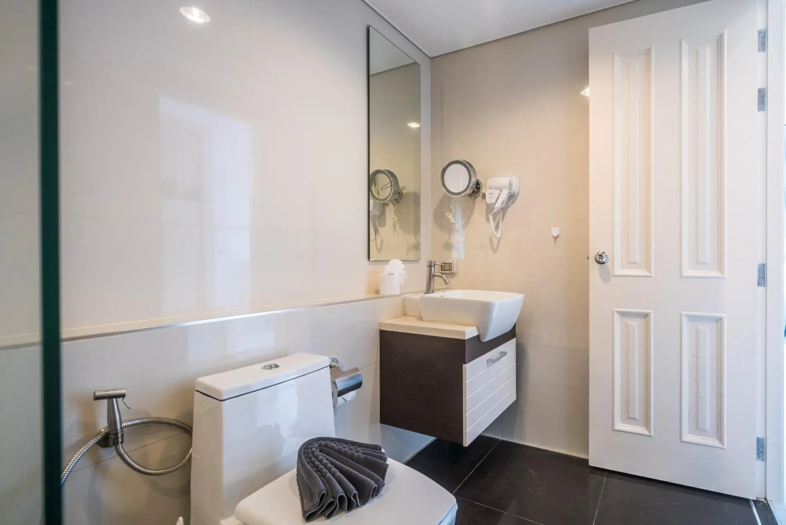 High floor 3 bdr apartment with pool and gym