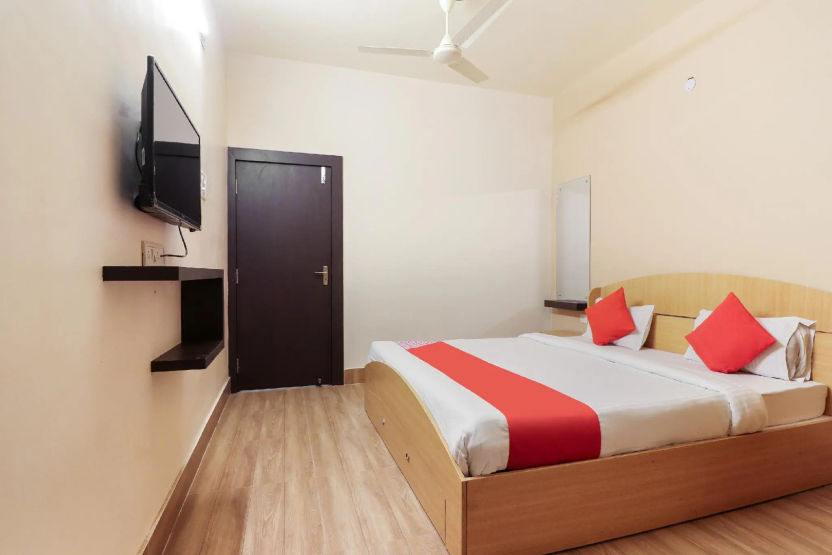 OYO Flagship 43723 Hotel Crystal Riverside