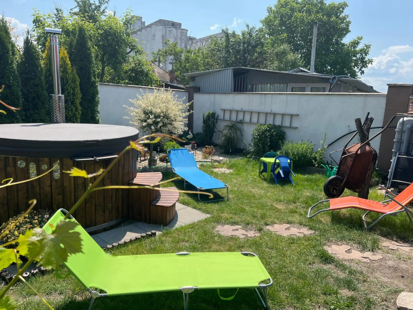 Priestranný dom v tichej časti mesta Levice.