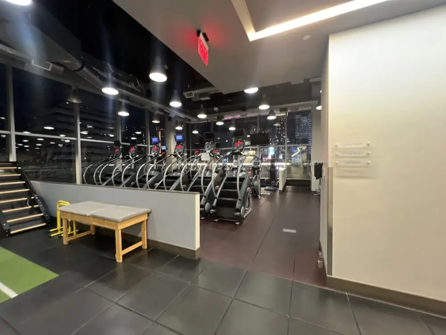 Atlas Suites - Bay & College