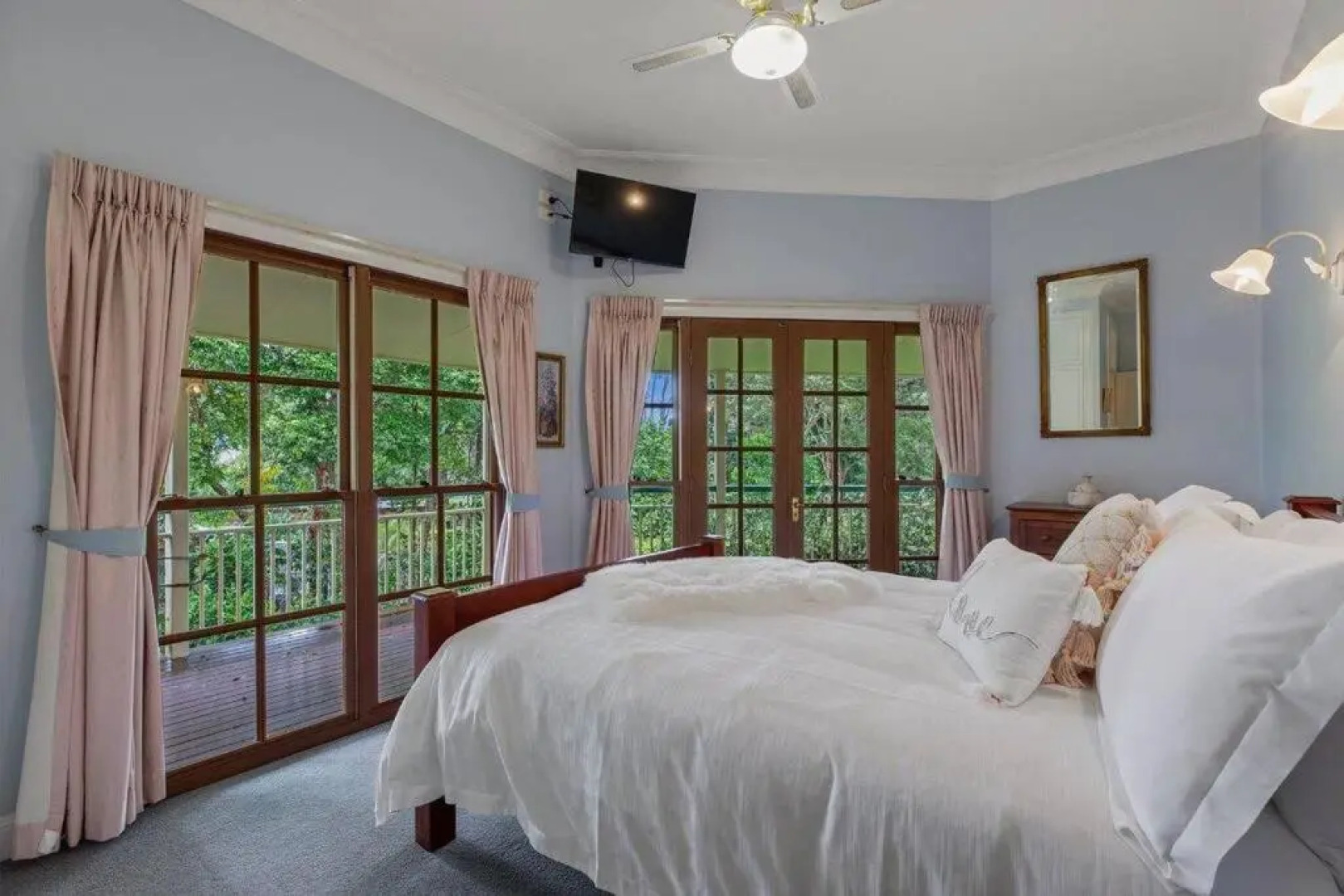 Palatial Queenslander for Groups of Family & Friends!