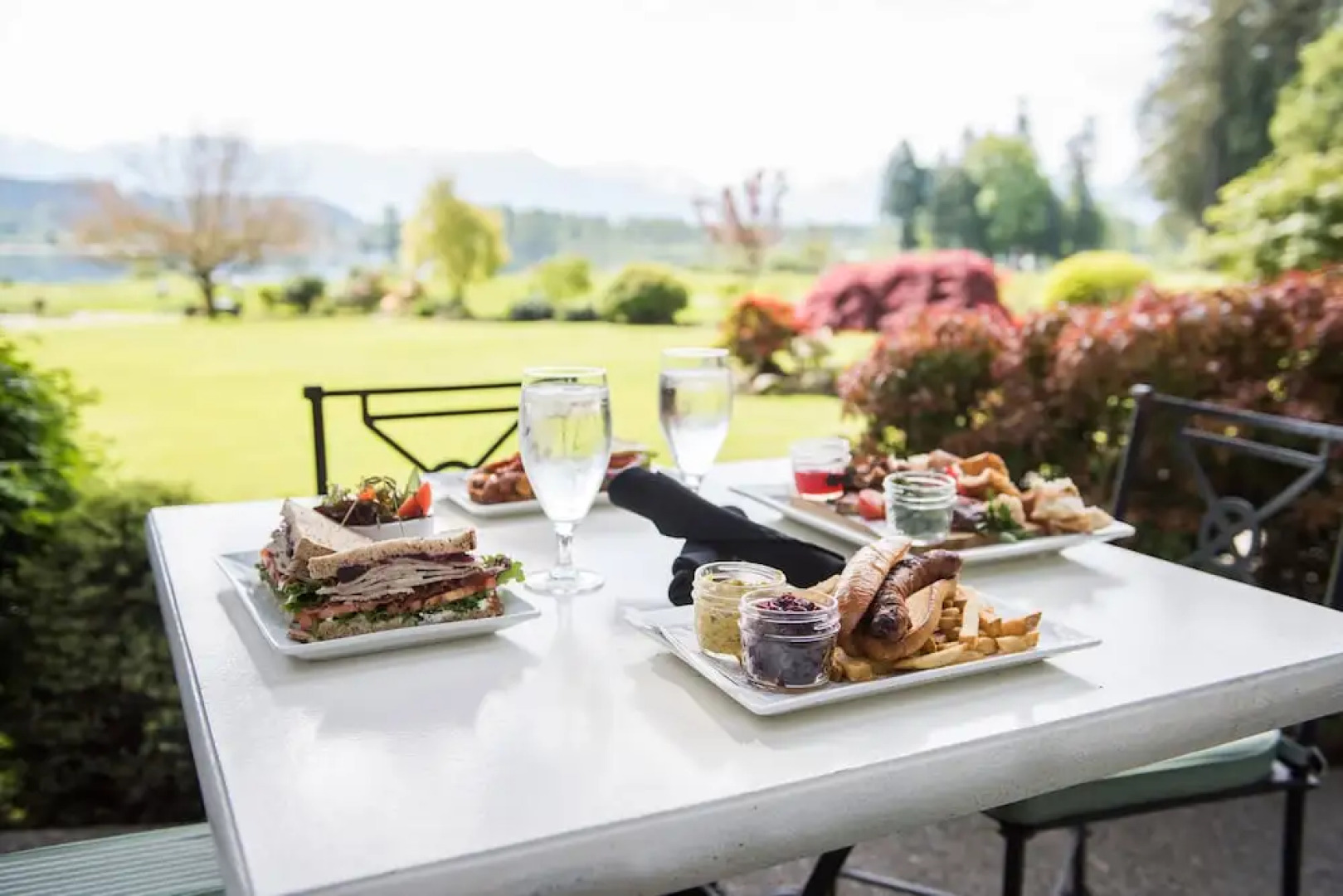 Rowena's Inn On The River