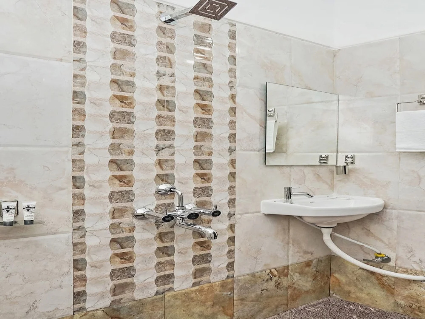 OYO 24932 Hotel Royal Stay