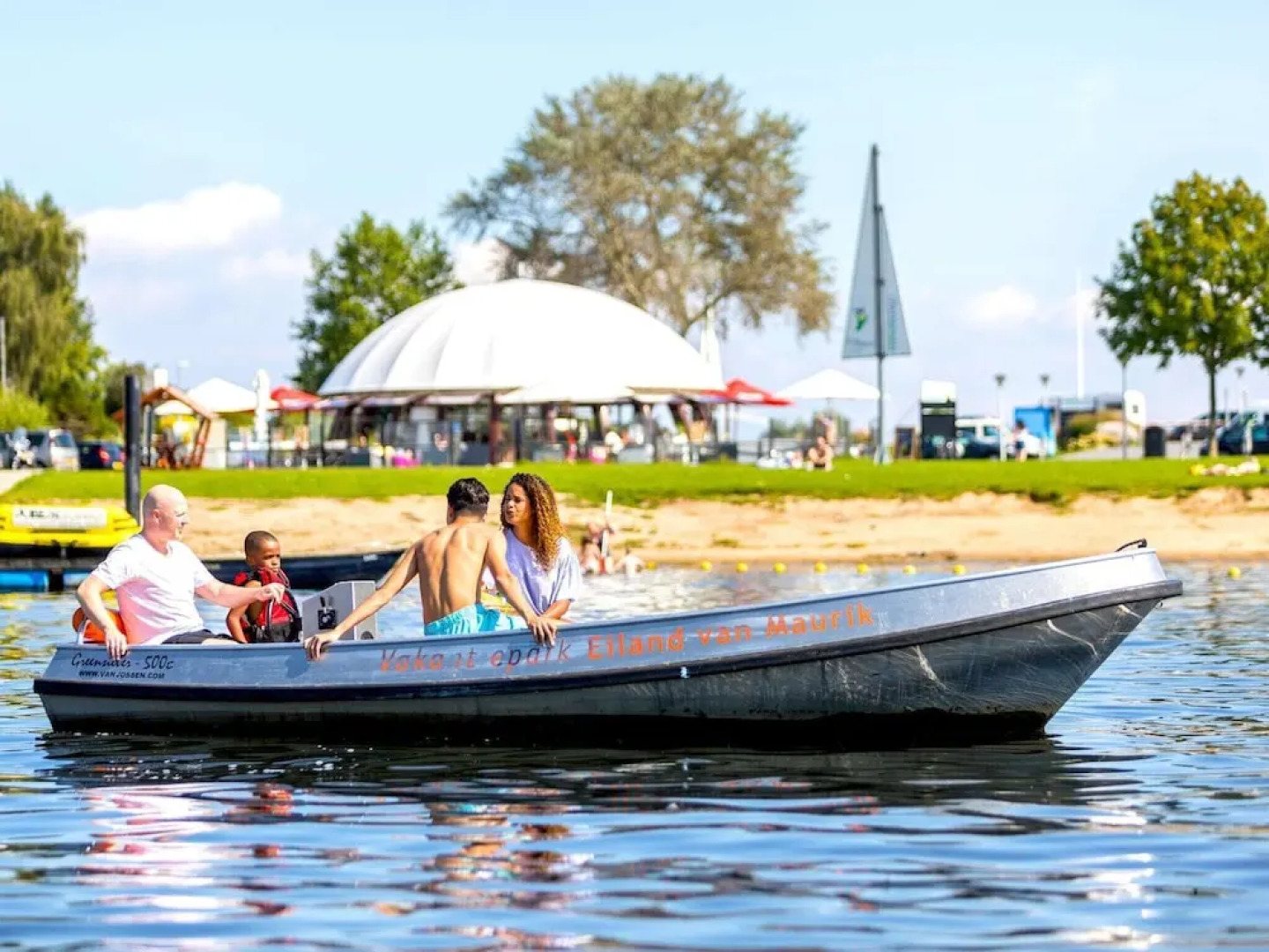 Luxury Villa With Outdoor Kitchen and Lake View