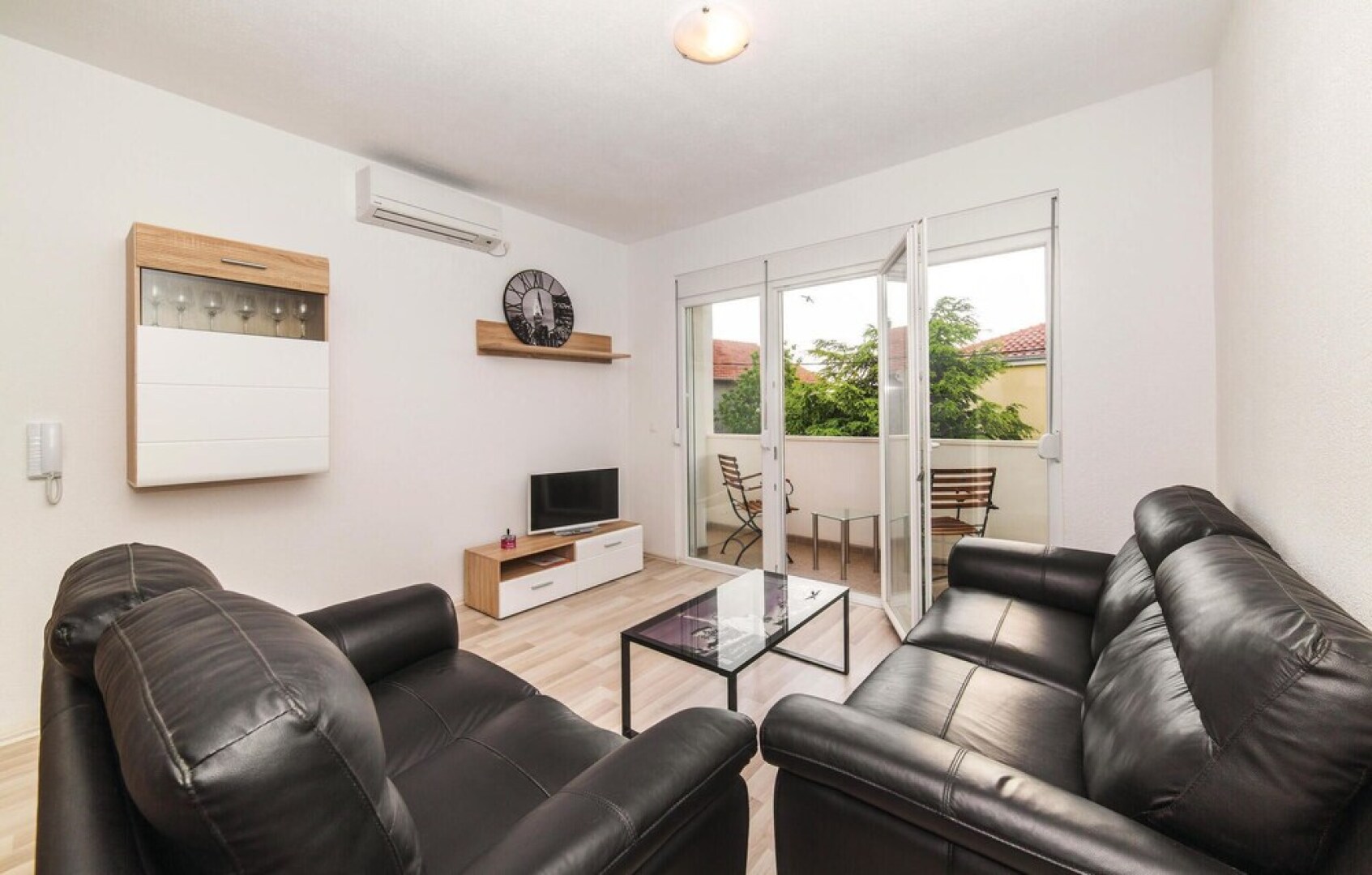 Beautiful Apartment in Kastel Stari With 3 Bedrooms, Outdoor Swimming Pool and Sauna