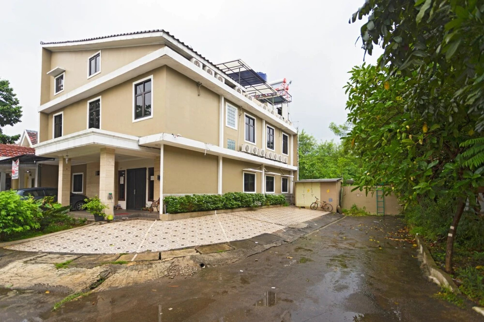 RedDoorz Plus near Lippo Cikarang Mall