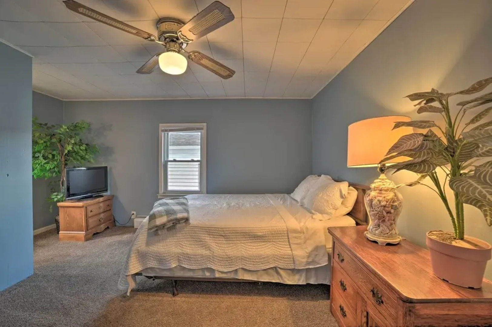 Manistee House w/ Deck: 1/2 Mi to Riverwalk!