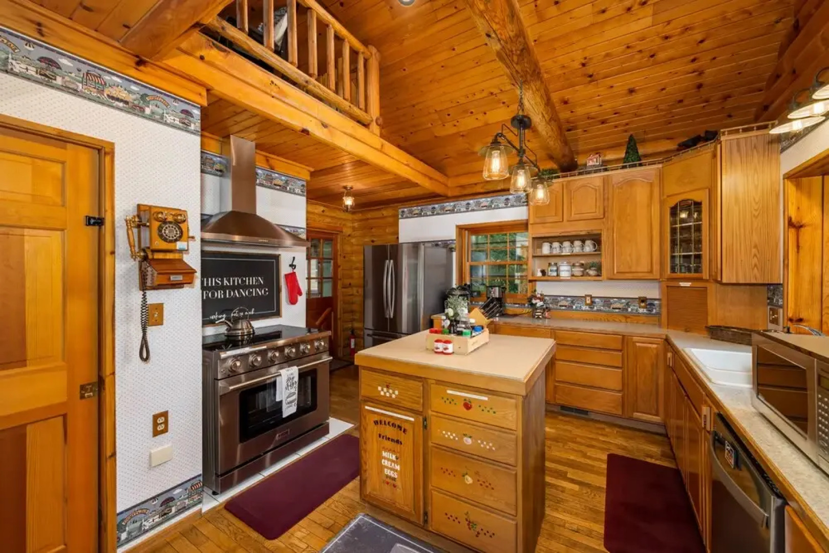 Log Cabin w/ Private Hot Tub on Wenatchee River!