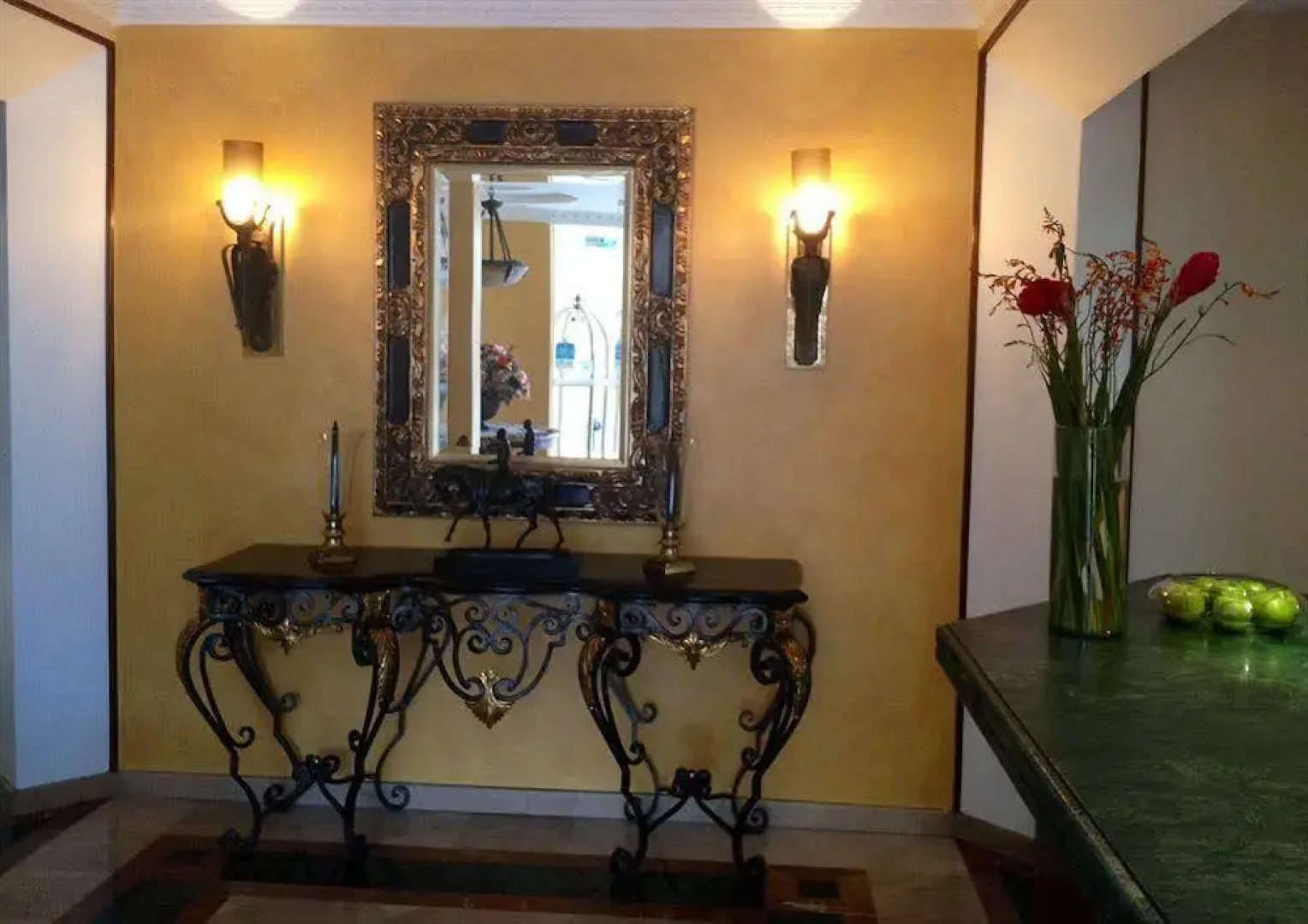 La Colina Suites Hotel