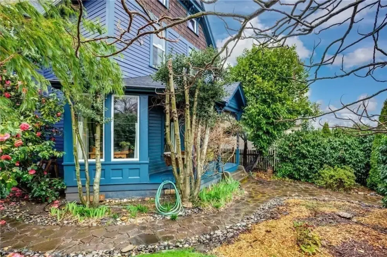 Upstairs at Thevictorian - Lush Walkable and Dog-friendly Retreat - Steps From Downtown Bellingham