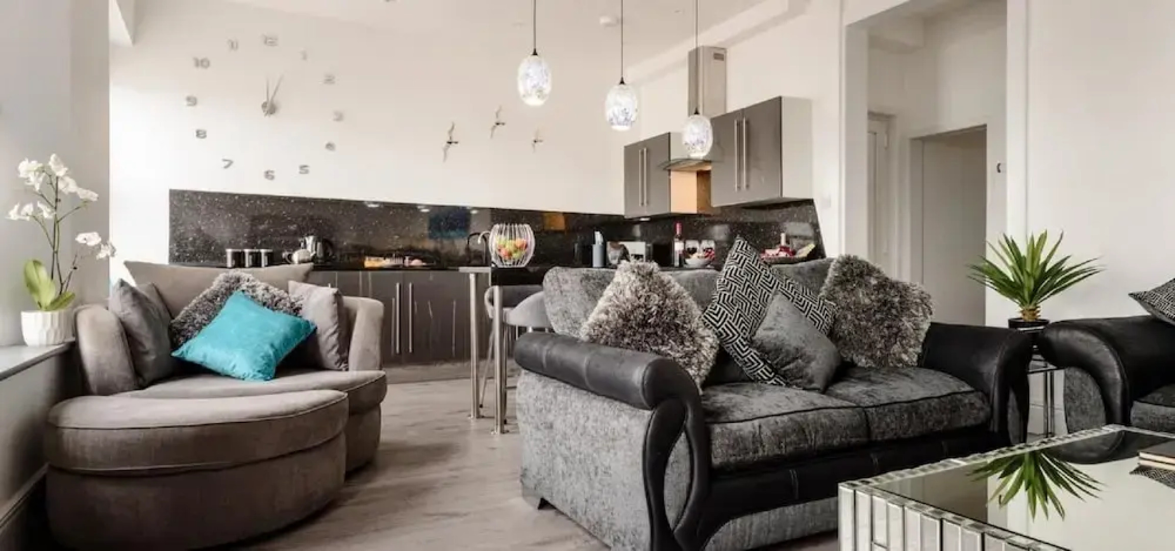 Sandybanks - Stylish apartment on Torquay promenade