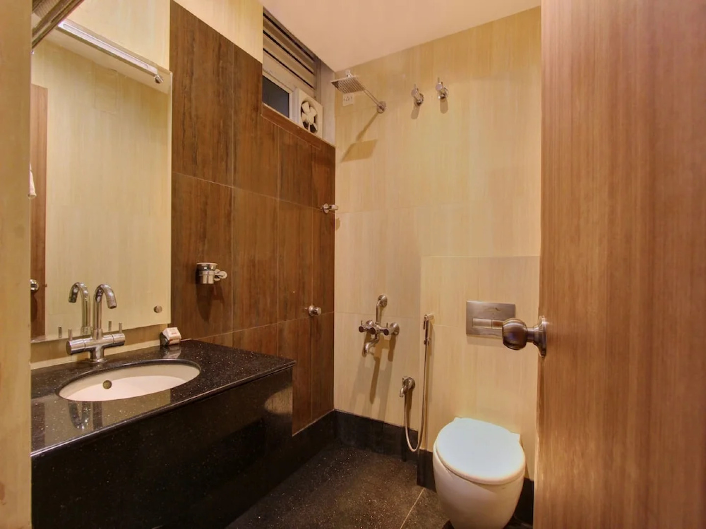 Itsy Hotels Hiland Suites