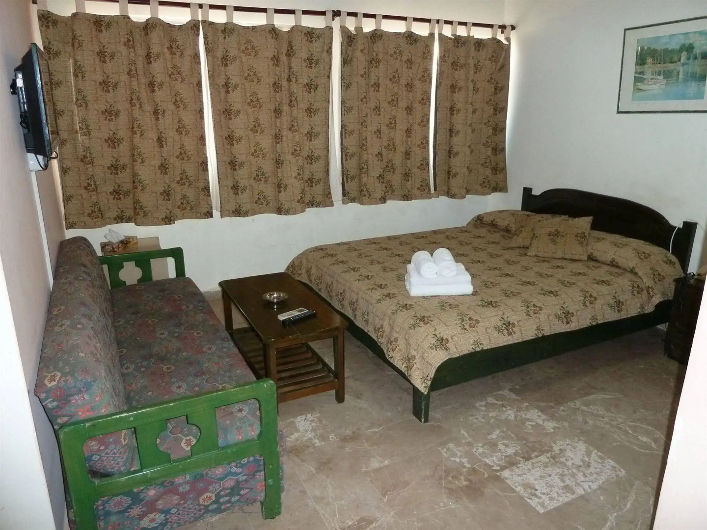 Holiday Suites Hotel And Beach