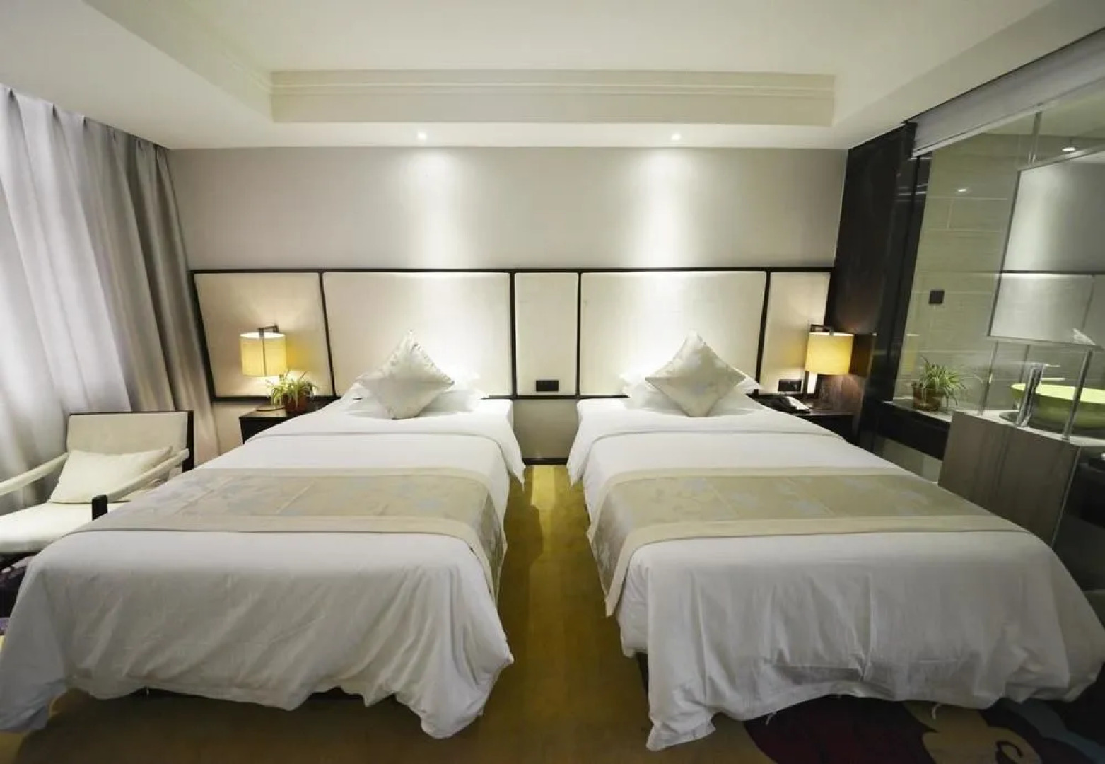 Dongfang Xuanyi Holiday Hotel