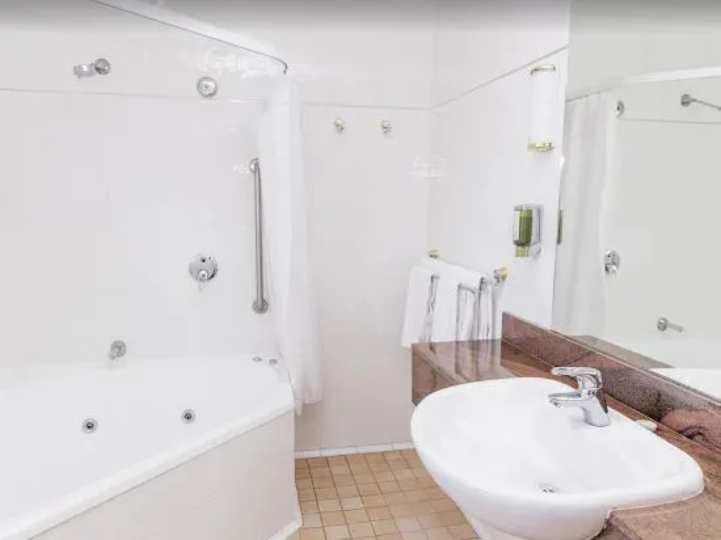 Littomore Hotel & Suites