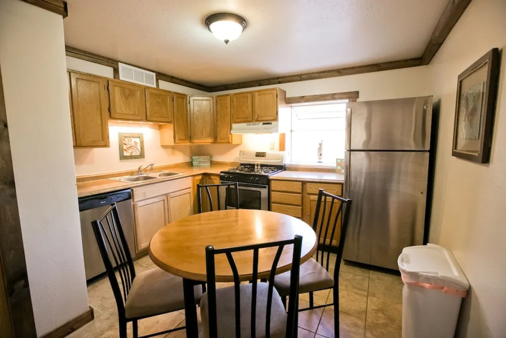 7 Bedroom on the Side of Pikes Peak on a Mountain Stream