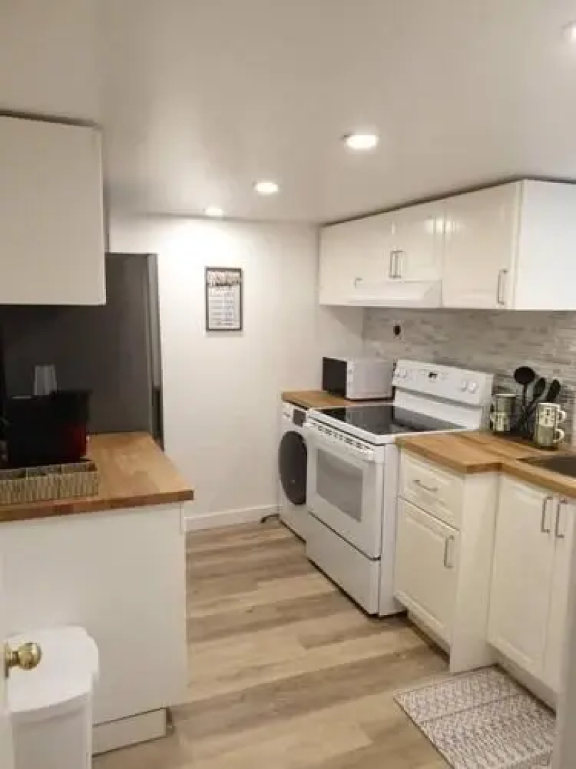 Happy, Cozy, Fun, Loving suite in West Vancouver