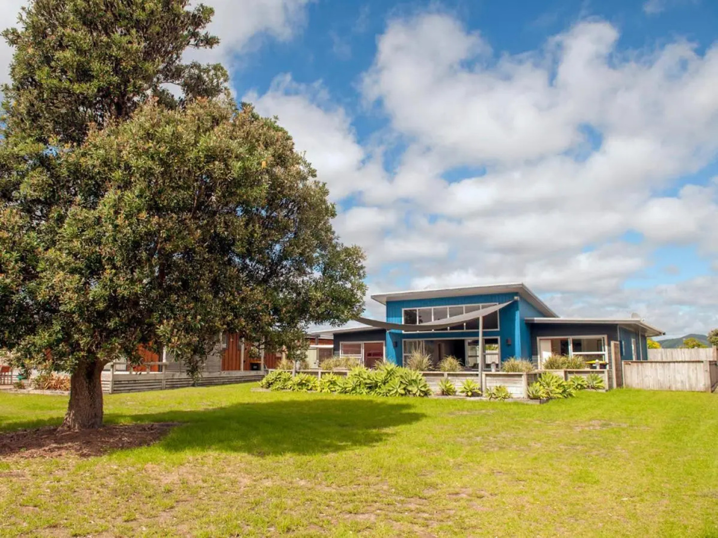 Sands Beach House - Matarangi Holiday Home