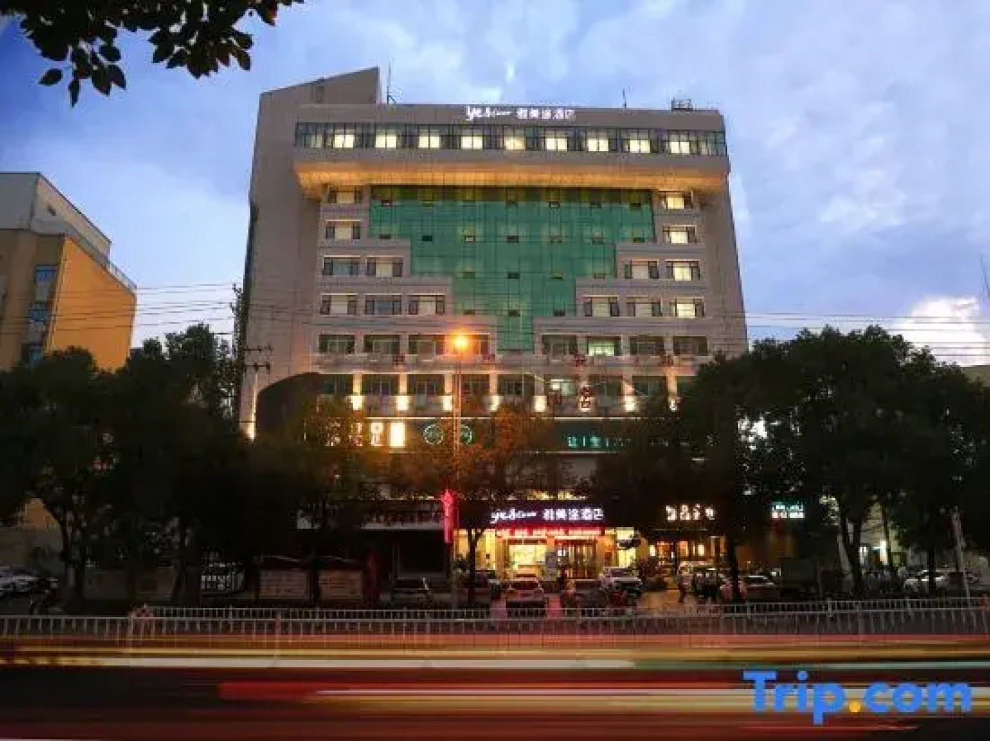 Yameitu Hotel (Xiantao Avenue Wushang)