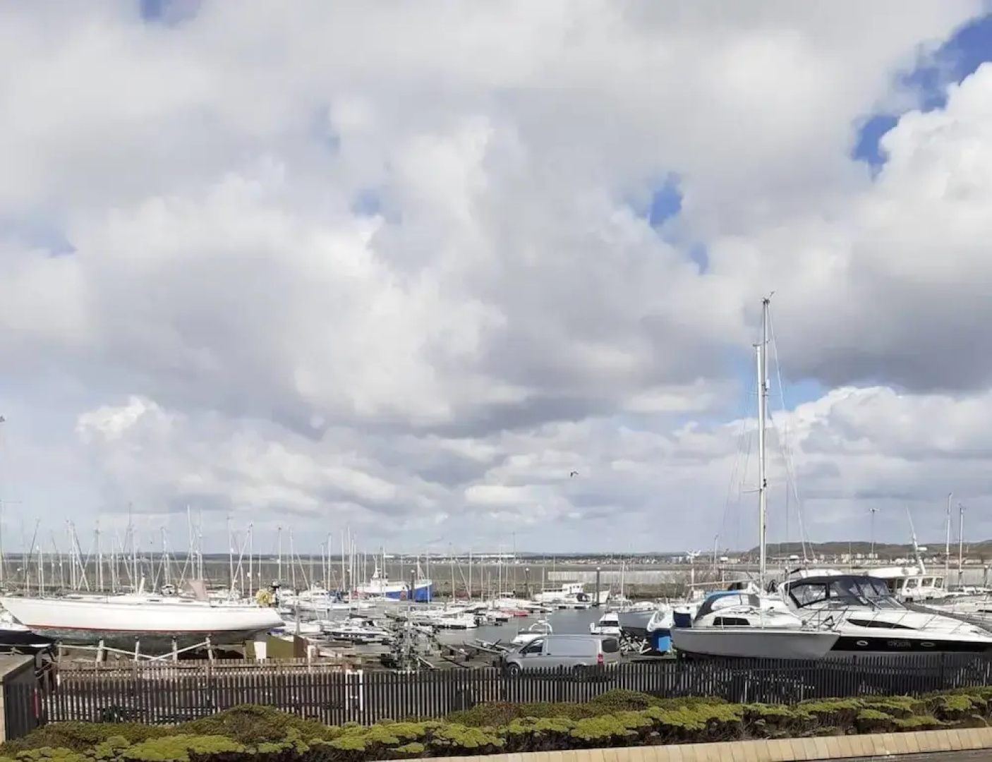 Marina View, Lovely Upper 3 Bedroom Apartment