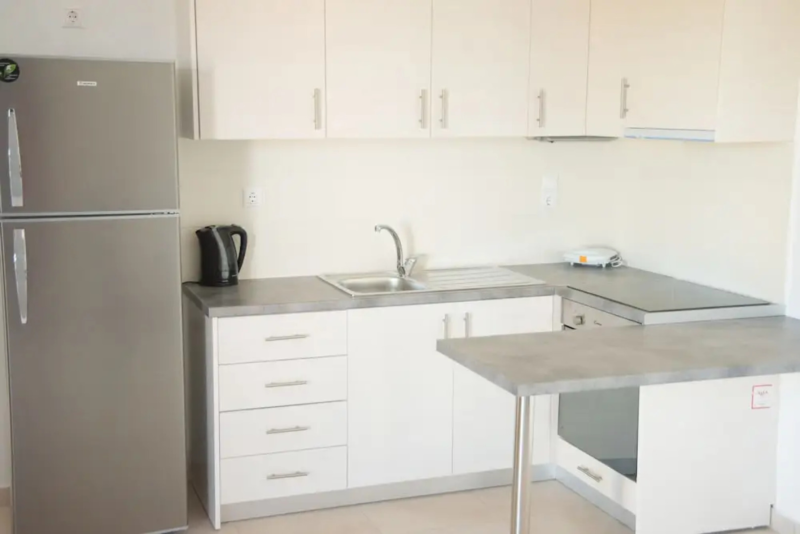 Angelica-Sea & Mountain View at a Sunny Retreat