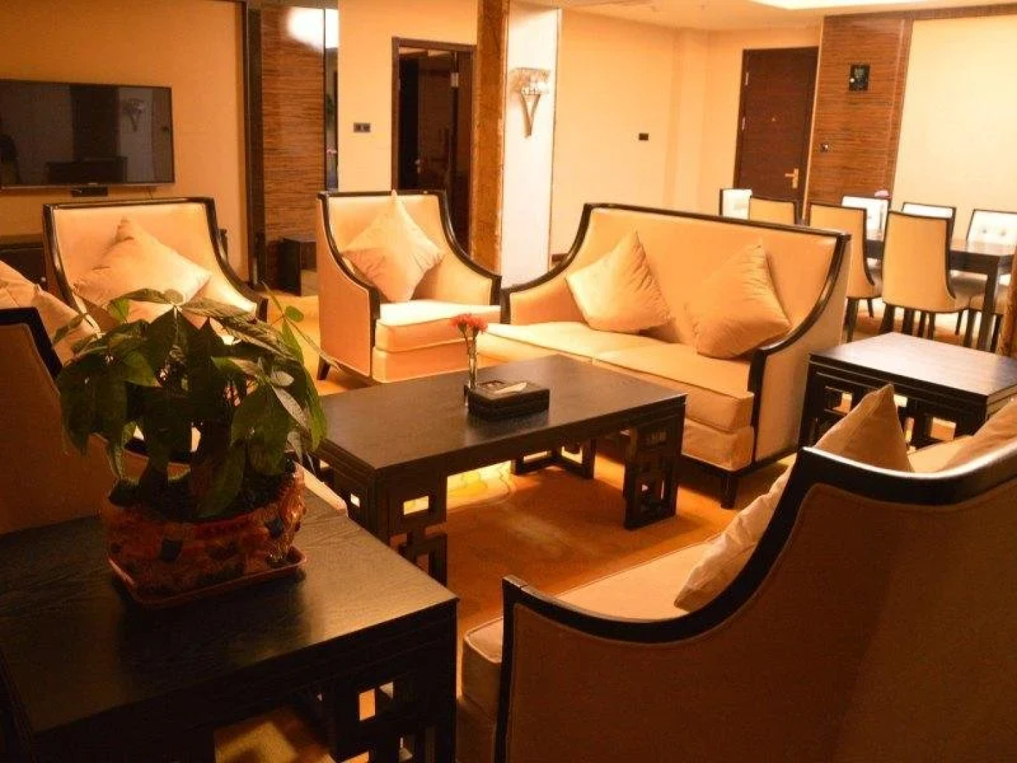 Huang He  International   Hotel