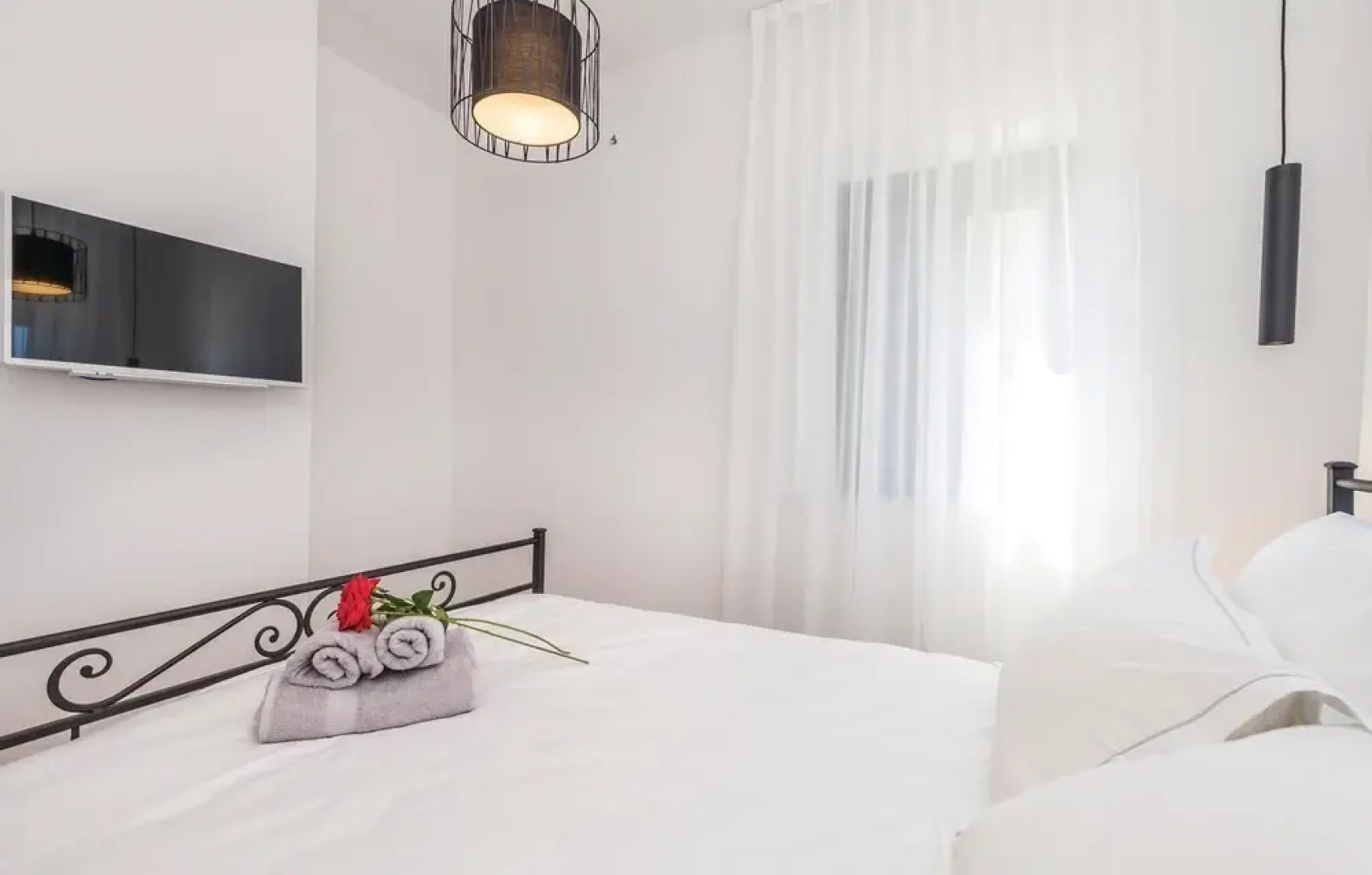 Stunning Home in Lun With 4 Bedrooms, Wifi and Outdoor Swimming Pool