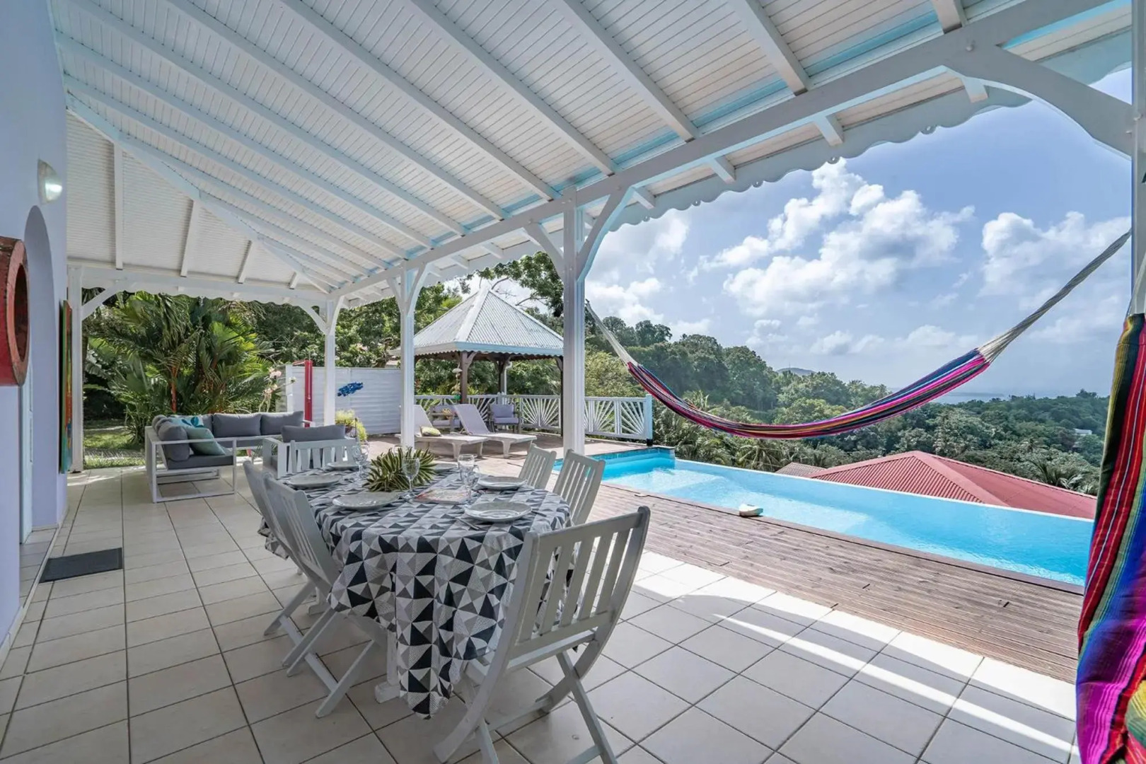 Villa Palmier rouge : 3 ch, piscine à débordement, vue mer et végétation