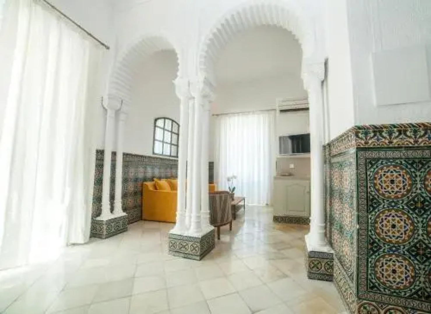 La Casa Amarilla Rooms & Suites