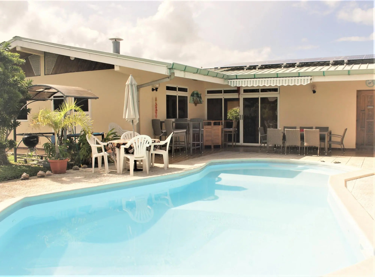 Tahiti - Sanny's Place Room & Pool