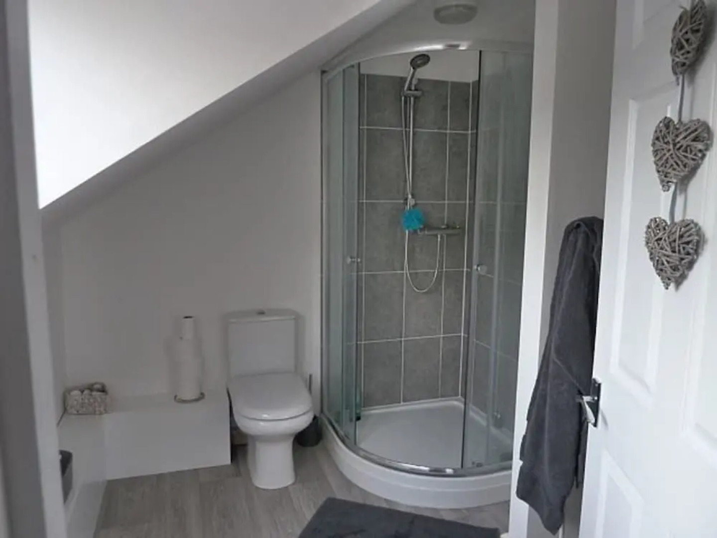 Light, Spacious 2 bed 2 Bath Flat. Sleeps 2-8