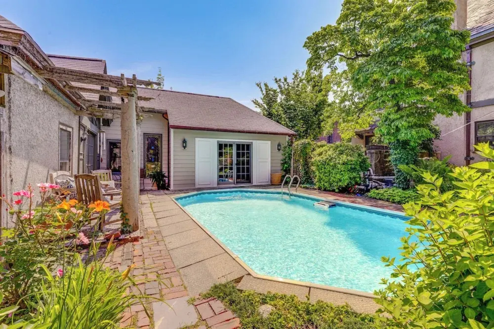 Beautiful & Historic Cottage, Steps to Elm Park