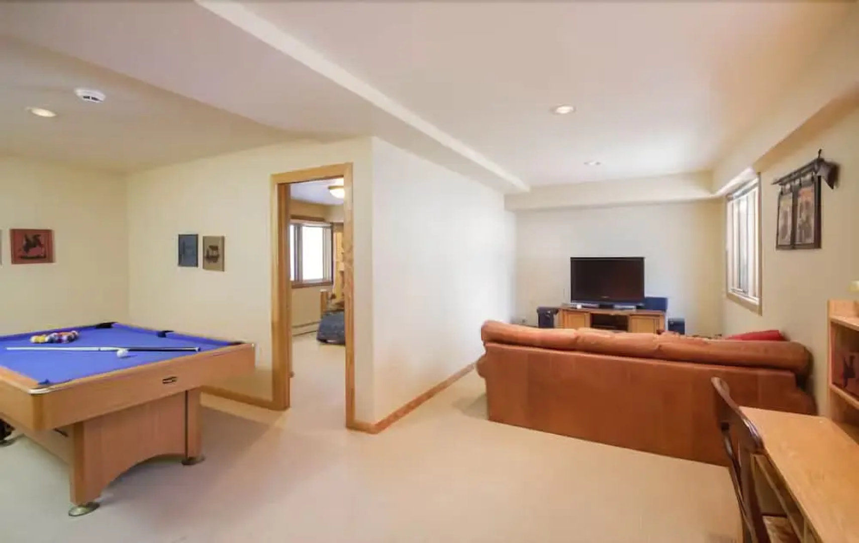 Royal Tiger Lodge (Private Home with Hot Tub)