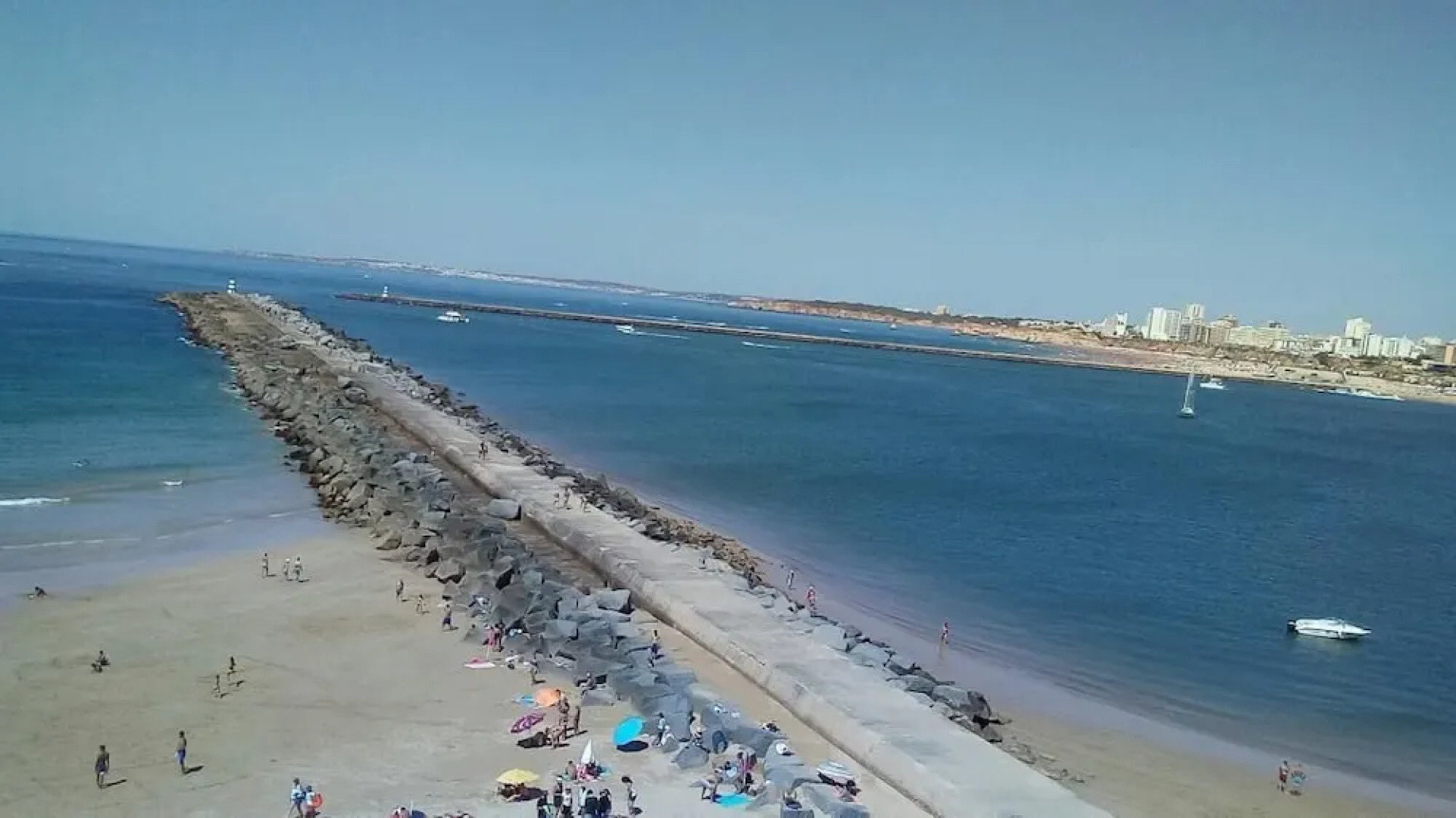 Lovely 4-bed Apartment in Estombar