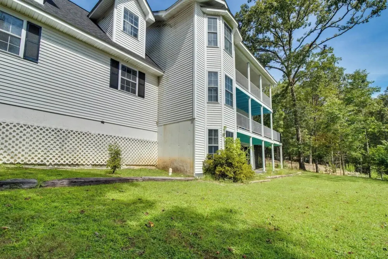 Spacious White Rivers Jewel: Fishing Haven!