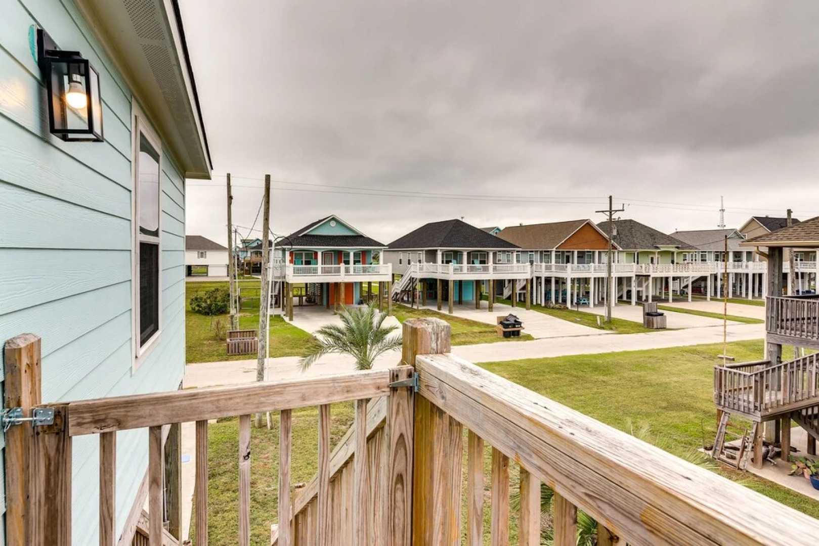 Chic Crystal Beach Home w/ Deck: Walk to the Ocean