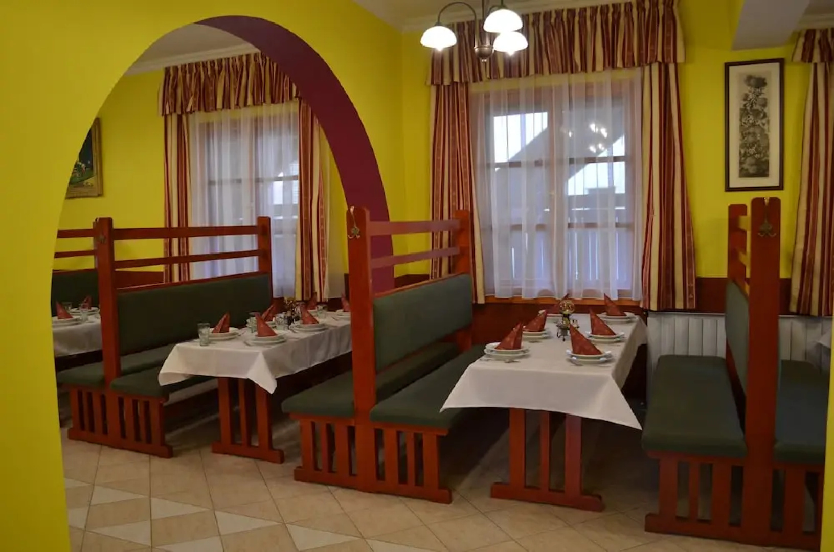 Hotel Napsugár és Gulyás Kunyhó Étterem