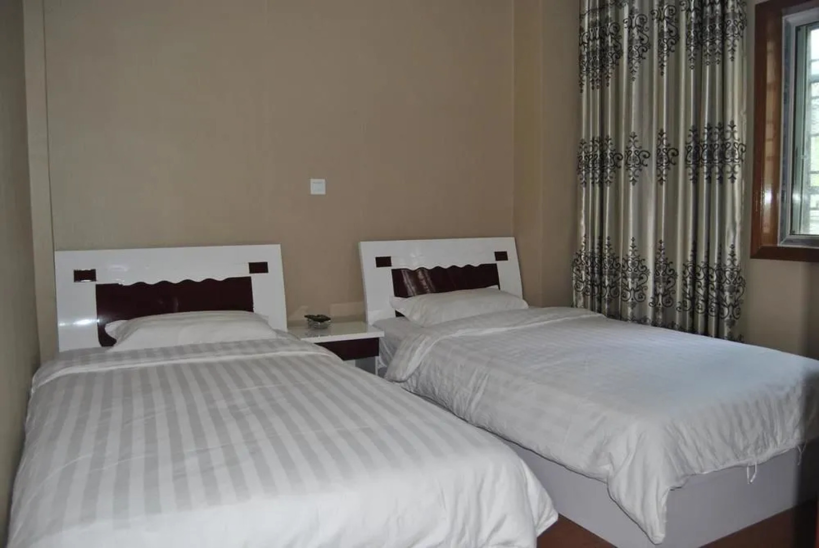 Lixian County Taoping Qiang Village Erma Inn