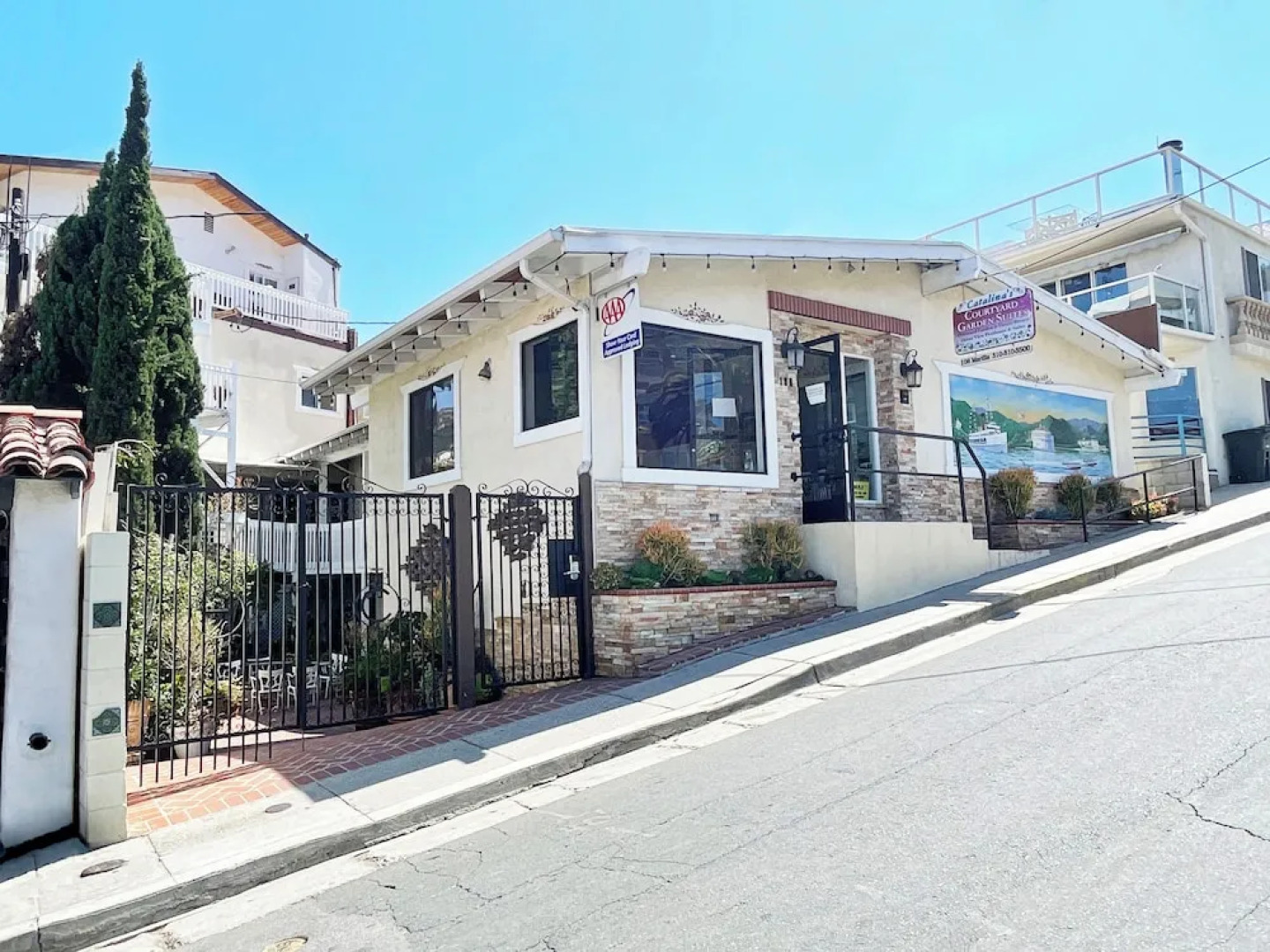 Catalina Courtyard Suites