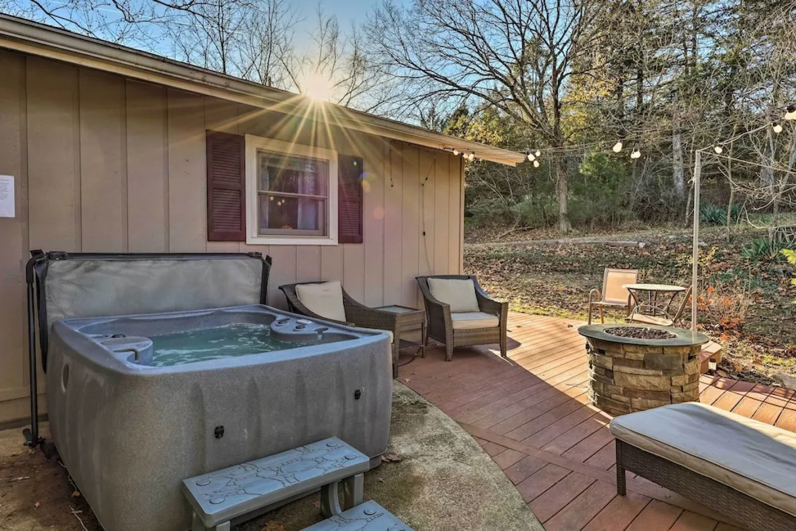 Holiday Island Home: Hot Tub & Wood Stove!