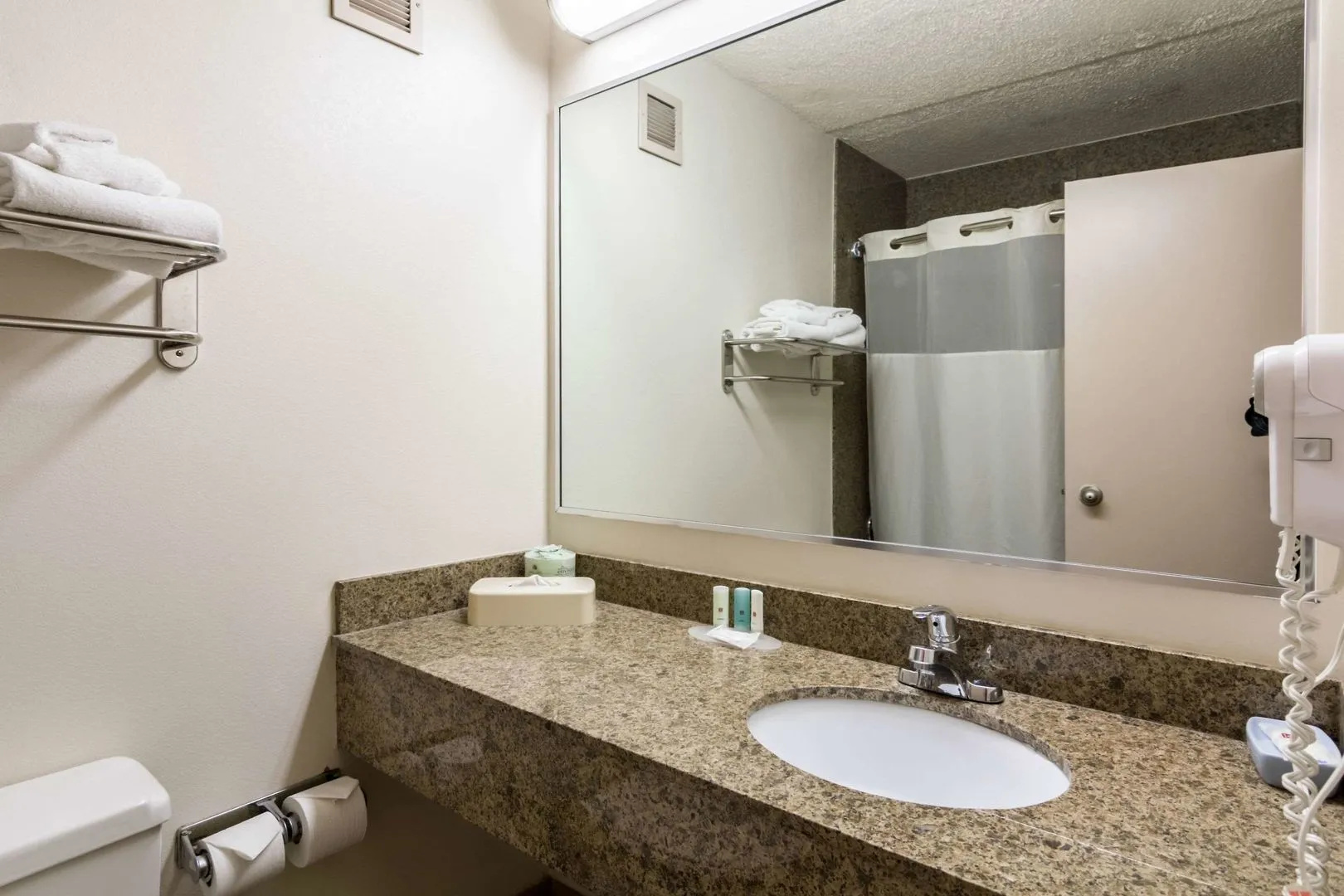 The Plaza Inn & Suites