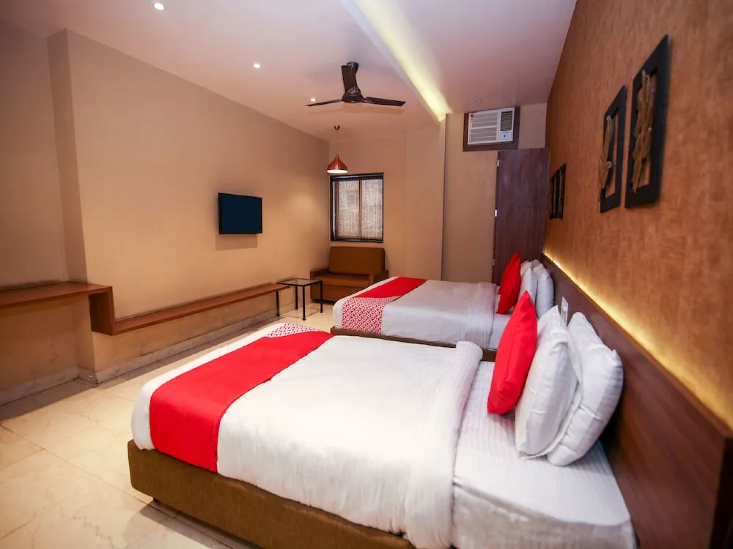 OYO 15123 Hotel Ryaan