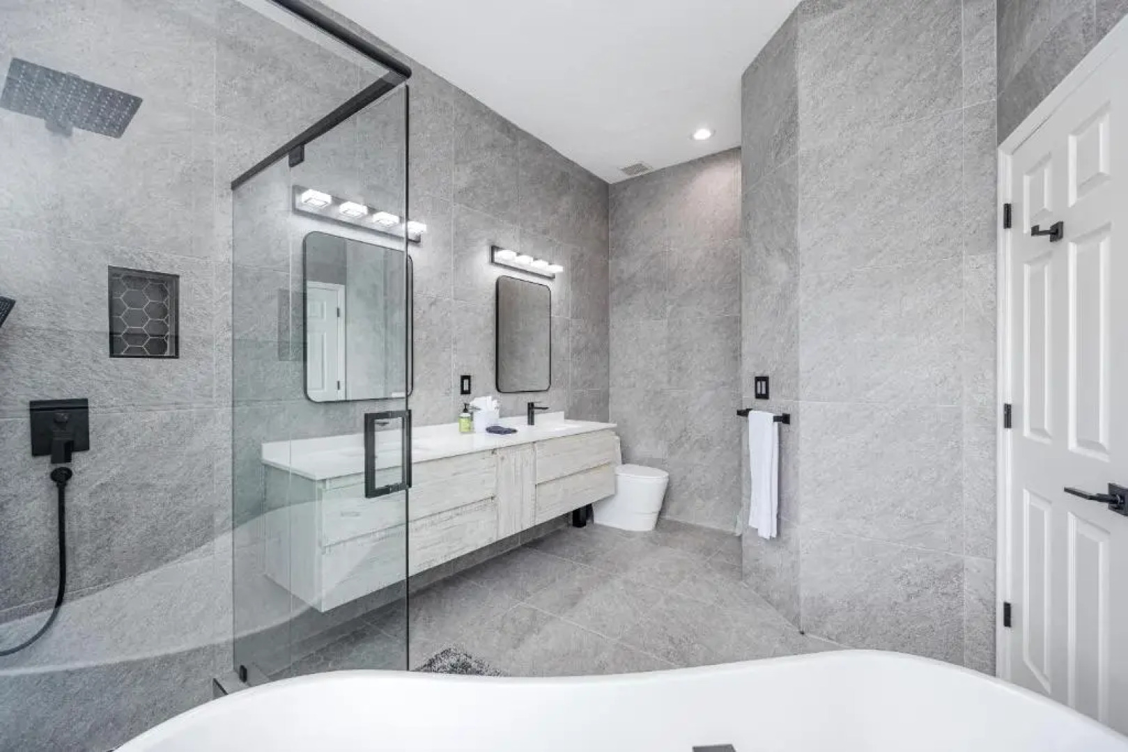 #3 Large 4 Bedroom 3 Bathroom Vacation House With Heated Swimming Pool