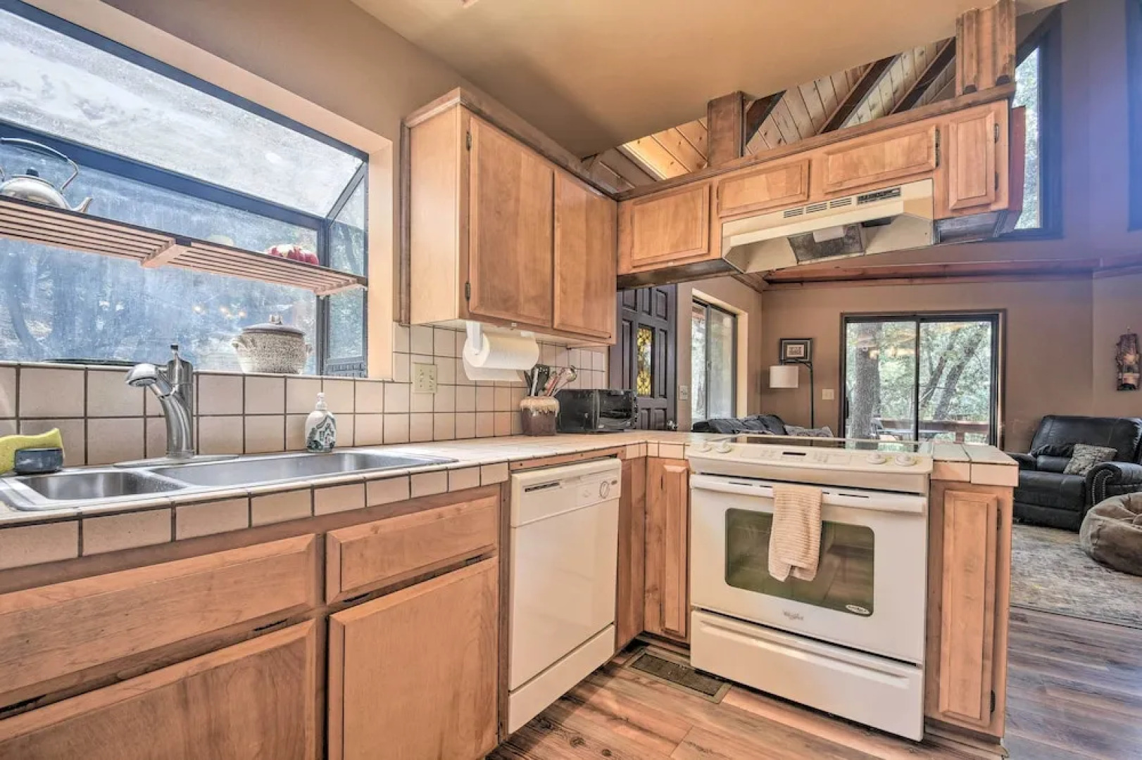 Updated 'tree House' Pine Mtn Club Cabin by Trails