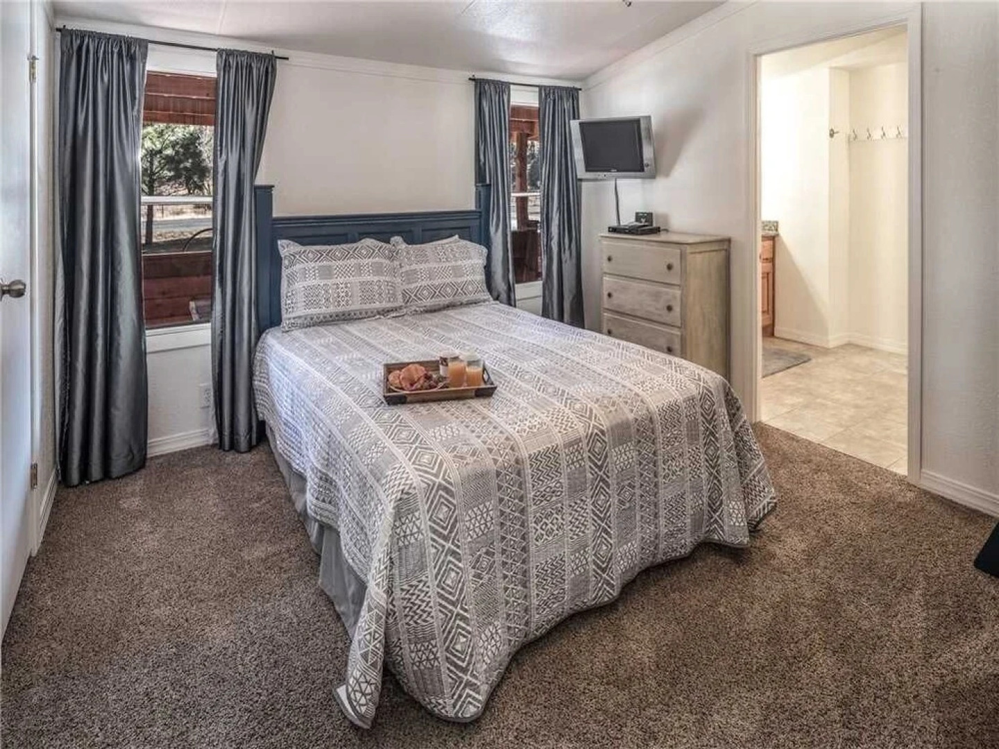 Eagle Creek Complex, Six Cabins, Indoor Heated Pool, Sleeps 28